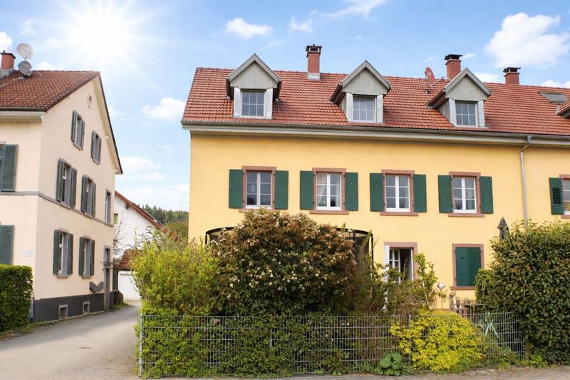 Großzügige 5-Zimmer-Dachgeschosswohnung in einem denkmalgeschützten Wohnensemble in Maulburg